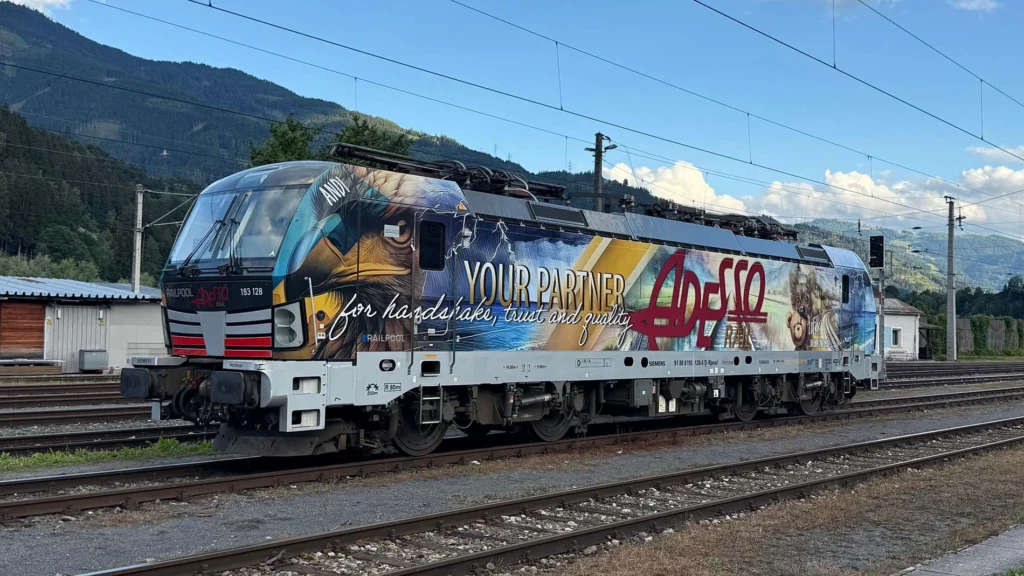 Nahaufnahme der Adesso Rail Lokomotive "Andi" mit künstlerischem Vollbeklebung von Marie-Therese Abart