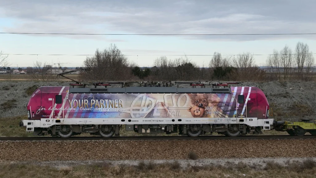 Nahaufnahme der Adesso Rail Lokomotive "Marie-Therese" mit künstlerischem Vollbeklebung von Marie-Therese Abart