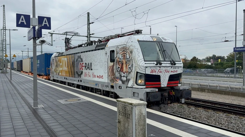 Nahaufnahme der Adesso Rail Lokomotive "Okhan" mit künstlerischem Vollbeklebung von Marie-Therese Abart