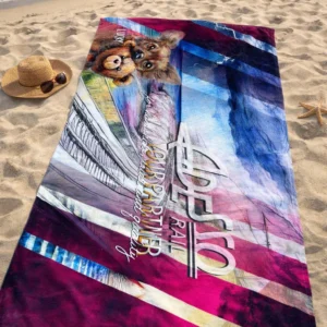 Handtuch am Sand von Adesso Rail zeigt Hündin Lucky mit Stofftier und Zugschiene in Blau und Magenta