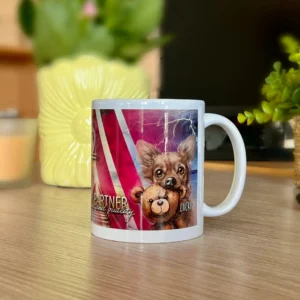 Kaffeetasse mit Adesso Rail Logo und Zugschiene und Hündin Lucky mit Stofftier im Maul