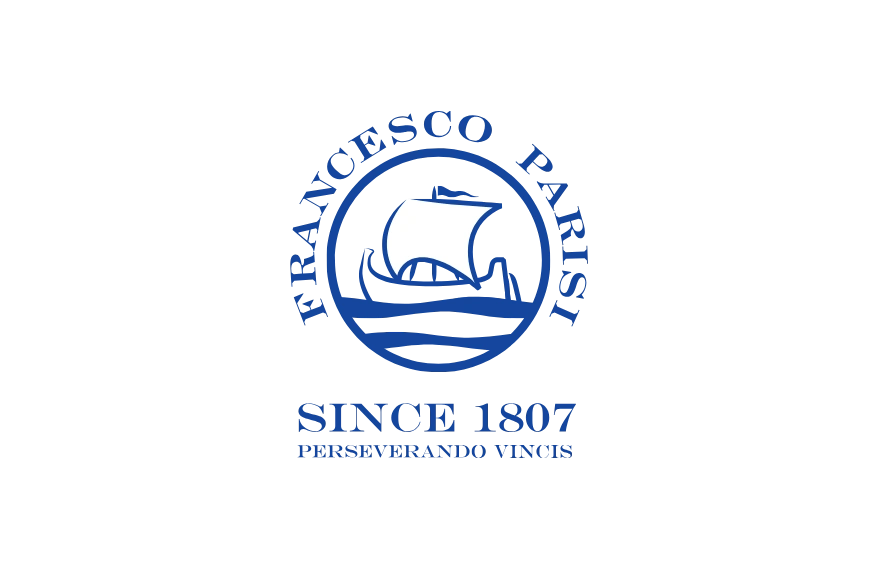 Rundes blaues Siegel-Logo von „Francesco Parisi": Im Kreisrand der Schriftzug „Francesco Parisi", in der Mitte eine stilisierte historische Galeere auf Wellen über einem Globus, darunter „Since 1807" und der Leitspruch „Perseverando Vincis". Transparenter Hintergrund.