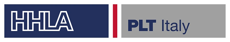 Logo von „HHLA PLT Italy": Linke Hälfte dunkelblau mit weißem Schriftzug „HHLA", rechte Hälfte grau mit dunkelblauem Text „PLT Italy", getrennt durch einen roten vertikalen Balken.