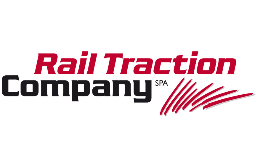 Logo von „Rail Traction Company SPA": „Rail Traction" in roter Kursivschrift, „Company" in schwarzer Fettschrift, „SPA" klein dahinter, sowie ein dynamisches rotes Strichgrafik-Element rechts. Transparenter Hintergrund.
