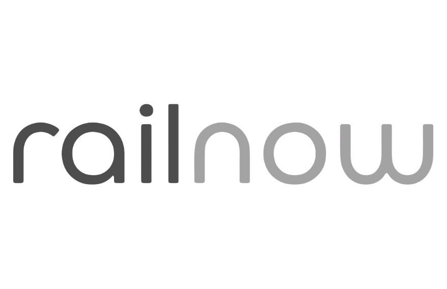 Logo von „railnow" in moderner Kleinschreibung: „rail" in Dunkelgrau, „now" in Hellgrau, mit einem markanten großen „l" in der Mitte. Transparenter Hintergrund.